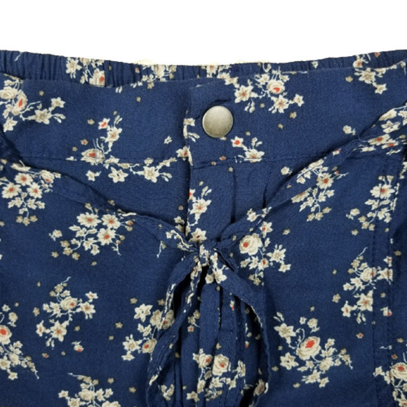 EUC‎ Forever 21 Blue Floral Size 31 Shorts with Pockets Drawstring Waist - Picture 14 of 16